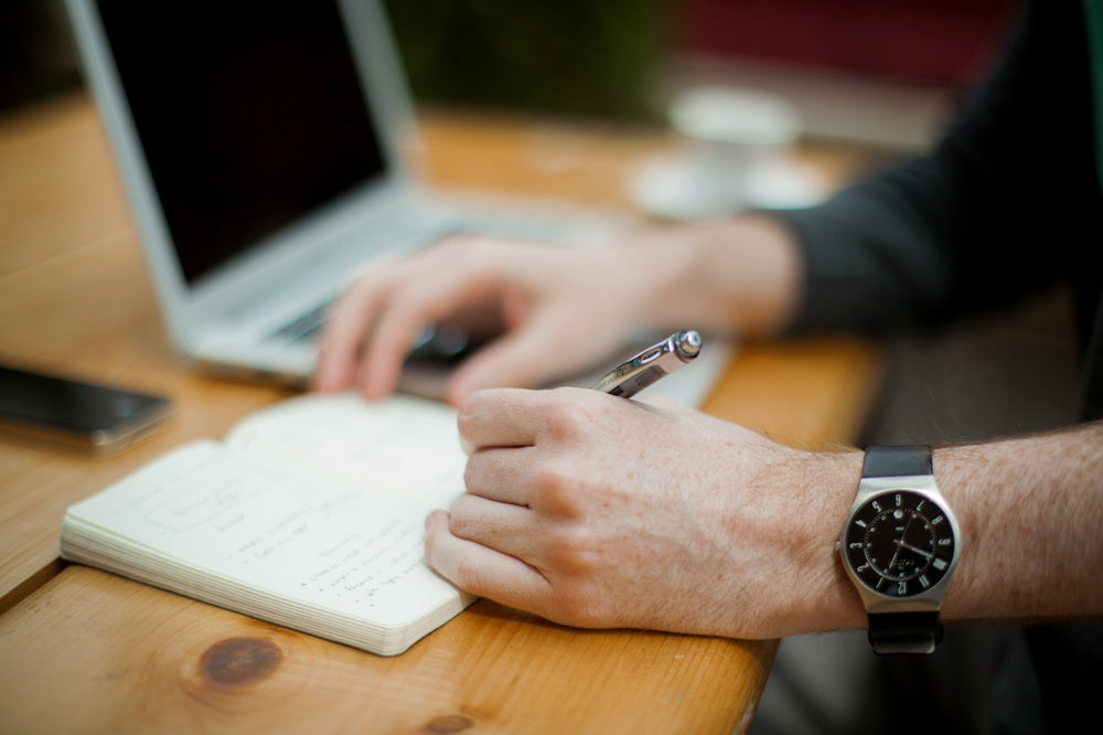 Pourquoi les professionnels reviennent au carnet papier pour mieux travailler ?